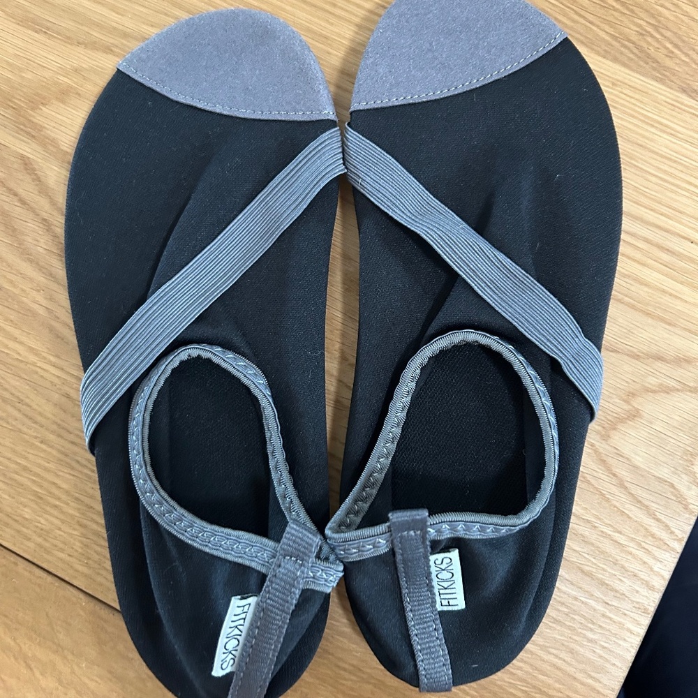 FitKicks Live Well Back & Grey Flex Form Sole